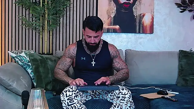 masterkingofmusclee online show from May 18, 8:13 pm