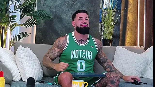 masterkingofmusclee online show from October 6, 7:35 am