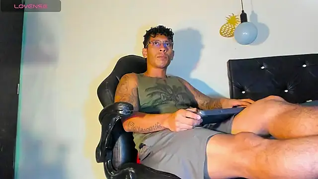 Snapshot of FuckHardlove chatting on December 28, 5:25 pm FuckHardlove online show from December 28, 5:25 pm