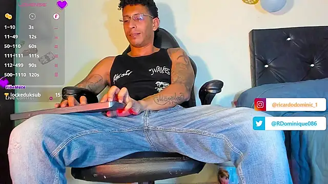 Snapshot of FuckHardlove chatting on December 22, 3:11 am FuckHardlove online show from December 22, 3:11 am