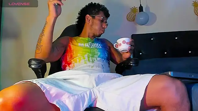 Snapshot of FuckHardlove chatting on January 16, 6:37 pm FuckHardlove online show from January 16, 6:37 pm