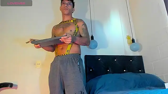 Snapshot of FuckHardlove chatting on December 24, 2:23 pm FuckHardlove online show from December 24, 2:23 pm