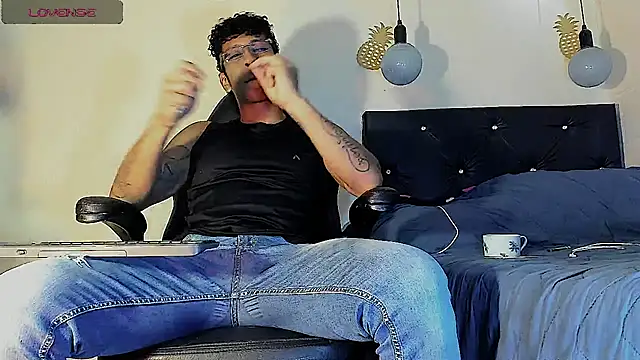 Snapshot of FuckHardlove chatting on March 4, 5:03 pm FuckHardlove online show from March 4, 5:03 pm