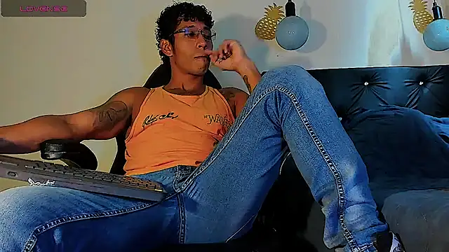 Snapshot of FuckHardlove chatting on February 27, 7:15 pm FuckHardlove online show from February 27, 7:15 pm