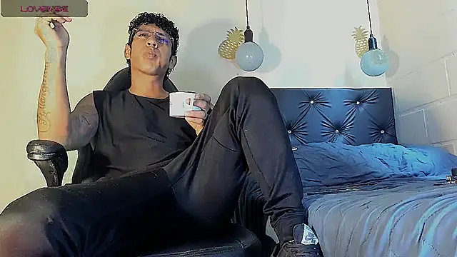 Snapshot of FuckHardlove chatting on March 2, 6:24 pm FuckHardlove online show from March 2, 6:24 pm