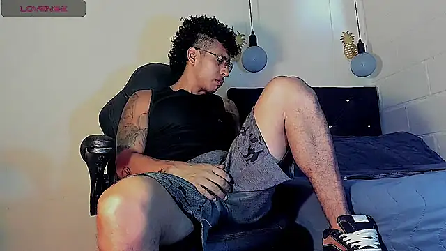 Snapshot of FuckHardlove chatting on March 13, 3:28 pm FuckHardlove online show from March 13, 3:28 pm