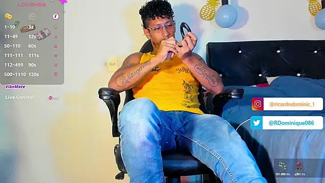 Snapshot of FuckHardlove chatting on February 1, 2:37 am FuckHardlove online show from February 1, 2:37 am