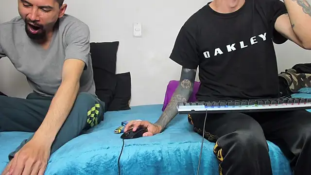 Aaron BigDickxxx online show from April 3, 6:37 pm