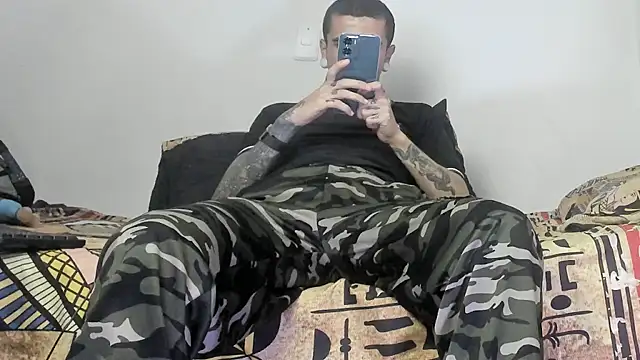 Aaron BigDickxxx online show from November 5, 9:39 pm