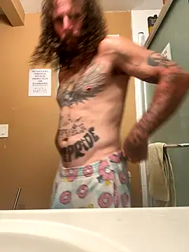 Snapshot of Crackkers chatting on October 28, 4:59 am Crackkers online show from October 28, 4:59 am