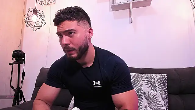 Snapshot of SebastianVilla_ chatting on December 8, 7:43 pm SebastianVilla  online show from December 8, 7:43 pm