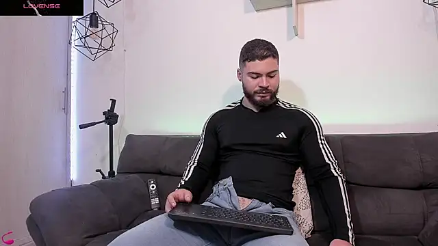 Snapshot of SebastianVilla_ chatting on March 13, 9:48 pm SebastianVilla  online show from March 13, 9:48 pm