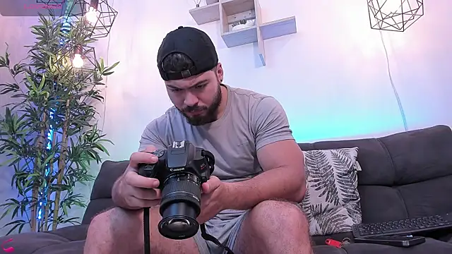 Snapshot of SebastianVilla_ chatting on March 1, 1:40 pm SebastianVilla  online show from March 1, 1:40 pm