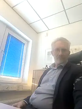 Snapshot of tom-swede chatting on March 18, 3:55 pm tom-swede online show from March 18, 3:55 pm