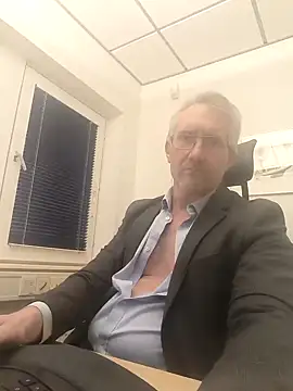 Snapshot of tom-swede chatting on January 7, 3:33 pm tom-swede online show from January 7, 3:33 pm