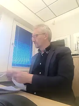 Snapshot of tom-swede chatting on December 3, 2:38 pm tom-swede online show from December 3, 2:38 pm