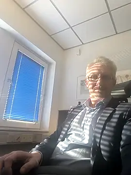 Snapshot of tom-swede chatting on March 17, 4:01 pm tom-swede online show from March 17, 4:01 pm