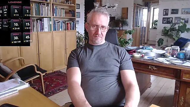 Snapshot of tom-swede chatting on February 2, 2:02 pm tom-swede online show from February 2, 2:02 pm