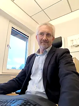 Snapshot of tom-swede chatting on October 27, 3:36 pm tom-swede online show from October 27, 3:36 pm