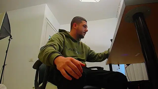 Snapshot of JoshKnights chatting on October 6, 5:12 am JoshKnights online show from October 6, 5:12 am