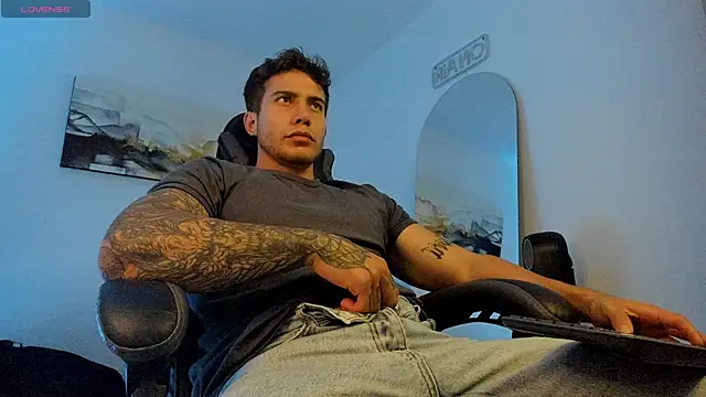 Snapshot of LucianSinclair chatting on January 17, 12:10 am LucianSinclair online show from January 17, 12:10 am