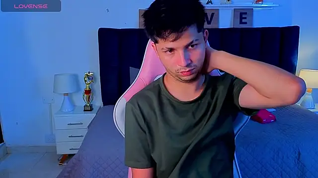 Issac james  online show from April 15, 3:39 am