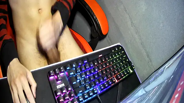 Snapshot of hotteen18cm chatting on October 10, 10:12 pm hotteen18cm online show from October 10, 10:12 pm