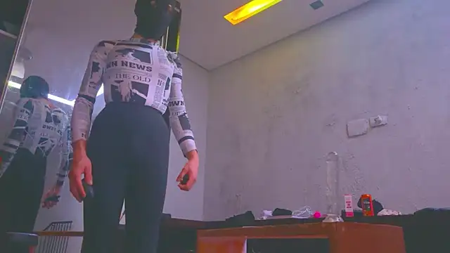 Snapshot of BodyandlegginLover chatting on September 15, 6:37 am BodyandlegginLover online show from September 15, 6:37 am