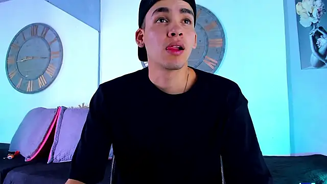 Snapshot of Mike_0233_ chatting on December 14, 3:51 am Mike 0233  online show from December 14, 3:51 am