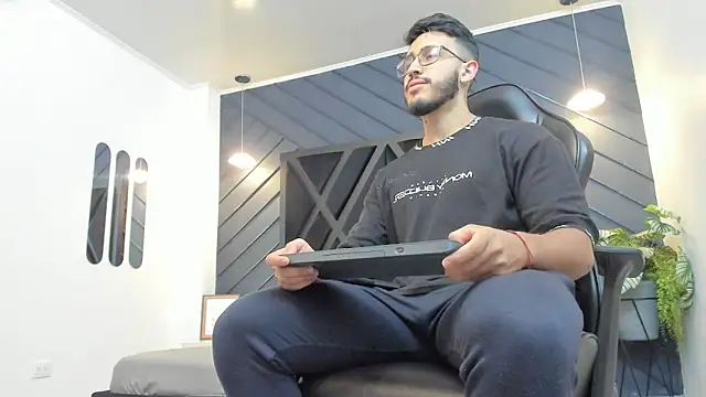 Liam Kleiin online show from September 29, 11:30 am