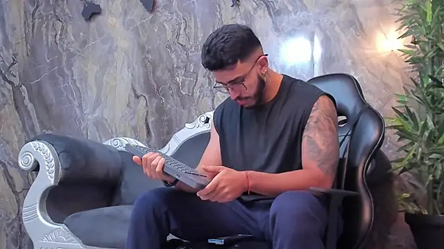 Liam Kleiin online show from February 7, 11:45 am