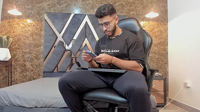 Liam Kleiin online show from December 10, 11:32 am