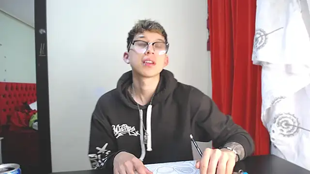 Snapshot of _Thomas_hot_ chatting on December 24, 5:23 pm  Thomas hot  online show from December 24, 5:23 pm