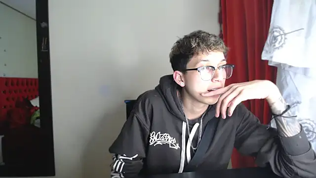 Snapshot of _Thomas_hot_ chatting on December 24, 4:00 am  Thomas hot  online show from December 24, 4:00 am