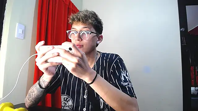 Snapshot of _Thomas_hot_ chatting on January 30, 3:29 pm  Thomas hot  online show from January 30, 3:29 pm