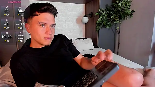 MrUniverse  online show from December 5, 8:34 pm