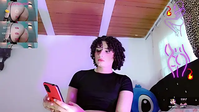 Snapshot of DoveCameron_ chatting on December 13, 10:34 pm DoveCameron  online show from December 13, 10:34 pm