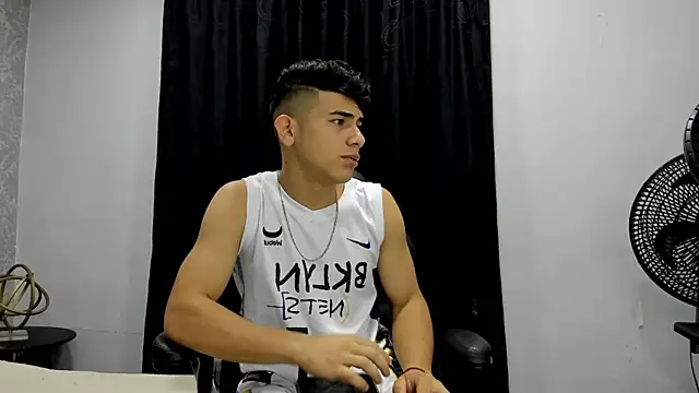 Snapshot of andrew_rose_ chatting on December 21, 3:09 pm andrew rose  online show from December 21, 3:09 pm