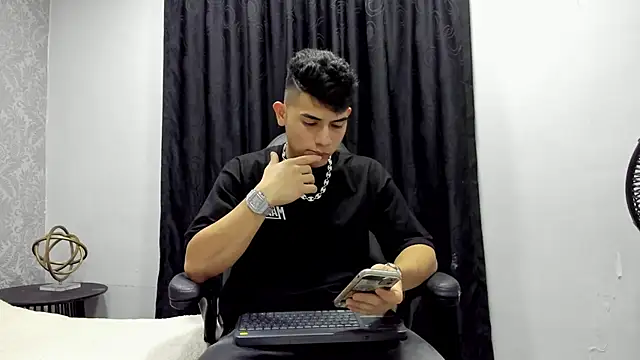 Snapshot of andrew_rose_ chatting on December 16, 2:57 am andrew rose  online show from December 16, 2:57 am