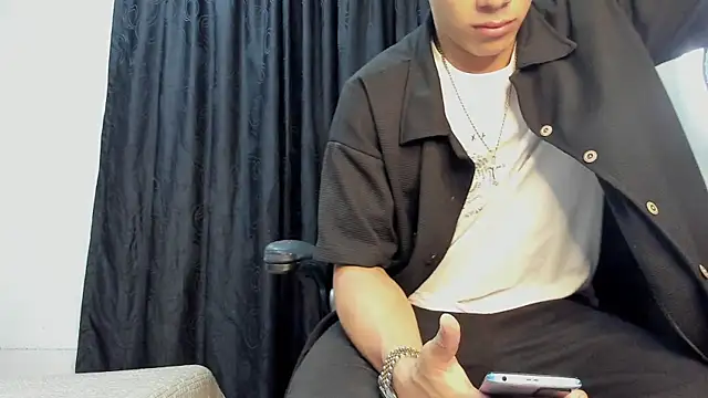 Snapshot of andrew_rose_ chatting on March 19, 3:41 am andrew rose  online show from March 19, 3:41 am