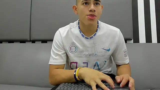Snapshot of andrew_rose_ chatting on February 5, 7:53 pm andrew rose  online show from February 5, 7:53 pm