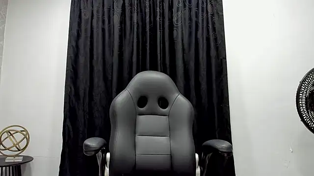 Snapshot of andrew_rose_ chatting on December 6, 2:06 pm andrew rose  online show from December 6, 2:06 pm