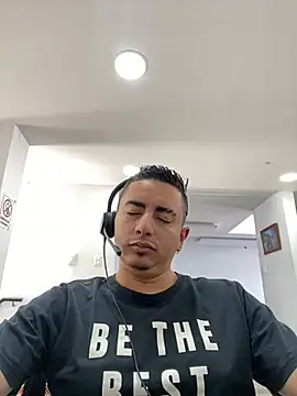 Snapshot of DanielGomez9 chatting on January 13, 2:32 pm DanielGomez9 online show from January 13, 2:32 pm