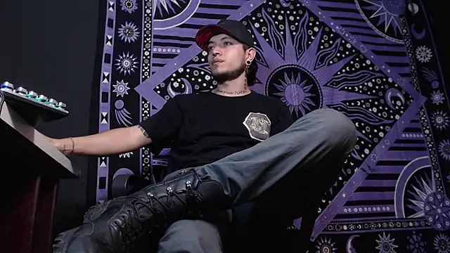Snapshot of Dicaprioo_ chatting on January 17, 10:05 pm Dicaprioo  online show from January 17, 10:05 pm