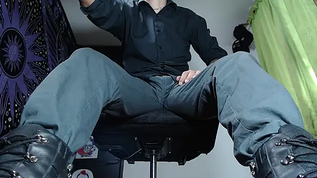 Snapshot of Dicaprioo_ chatting on December 5, 2:55 pm Dicaprioo  online show from December 5, 2:55 pm