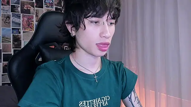 Snapshot of liamelf chatting on January 16, 6:25 am liamelf online show from January 16, 6:25 am