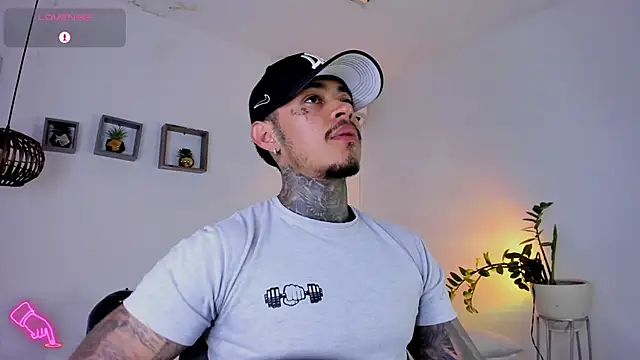 Snapshot of JordanSmiith_ chatting on February 13, 8:24 pm JordanSmiith  online show from February 13, 8:24 pm