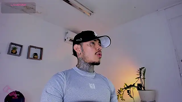 Snapshot of JordanSmiith_ chatting on February 17, 7:53 pm JordanSmiith  online show from February 17, 7:53 pm