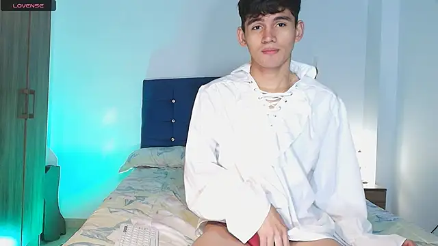 Snapshot of EstebanPerez_ chatting on March 14, 1:46 pm EstebanPerez  online show from March 14, 1:46 pm