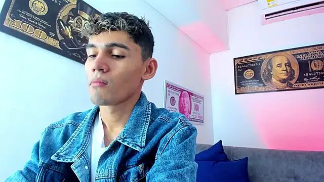 Snapshot of EstebanPerez_ chatting on December 16, 12:06 pm EstebanPerez  online show from December 16, 12:06 pm